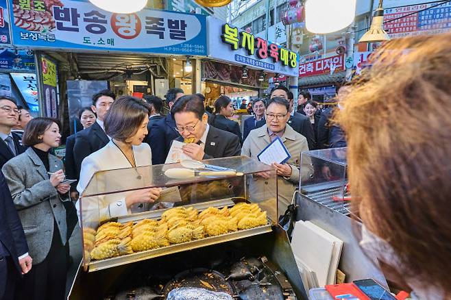 이재명 대통령과 김혜경 여사가 15일 경남 창원시 성산구 반송시장을 찾아 붕어빵을 맛보고 있다.(사진=청와대 제공, 연합뉴스)