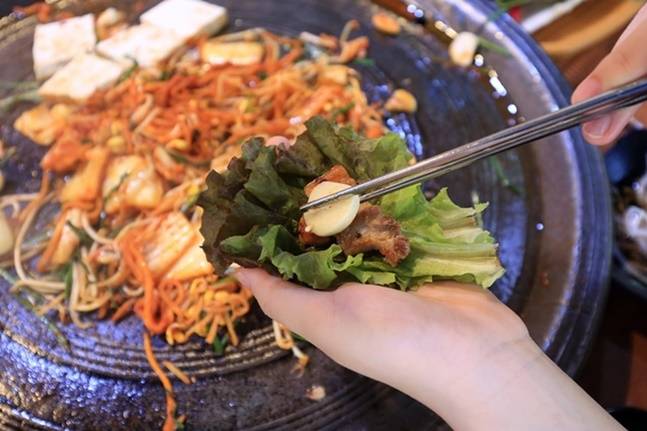 고기 구이를 먹을 때 상추, 양파, 마늘 등을 곁들이면 몸속 독성 감소에 도움이 된다. 사진=게티이미지뱅크