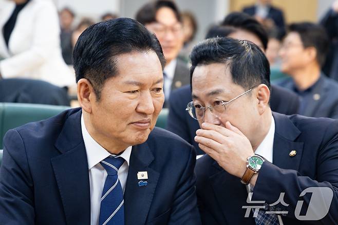 정청래 더불어민주당 대표와 박성준 국정조사 추진위원회 부위원장이 지난 9일 서울 여의도 국회 의원회관에서 열린 조작기소 진상규명 및 공소취소를 위한 국정조사 추진 정책토론회 '에 참석해 대화하고 있다. 2026.3.9 ⓒ 뉴스1 유승관 기자