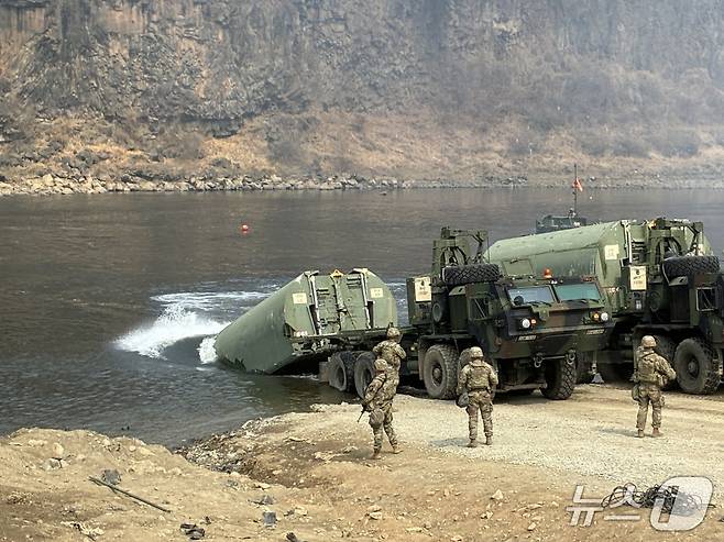 지난 14일 한미연합연습 '자유의 방패'(Freedom Shield·FS) 일환으로 진행된 한미 연합 제병협동훈련에서 미군 전술부교(IRB) 교절이 한탄강에 투입되는 모습. 2026.3.14./ⓒ 뉴스1 김기성 기자