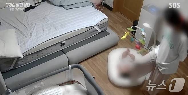 친모 A 씨가 전남 여수 자택에서 해든이를 발로 학대하는 모습.(사진=SBS 프로그램 그것이 알고 싶다 방송본 캡처.)
