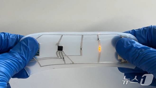 신축성 소재 위에 구현한 액체금속 파우더 기반 전자회로(KAIST 제공) /뉴스1