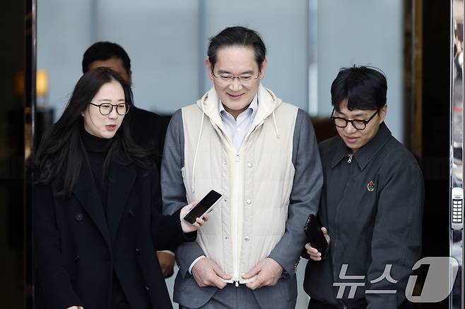 해외 일정을 마친 이재용 삼성전자 회장이 13일 오후 서울 강서구 김포비즈니스항공센터를 통해 귀국하고 있다. 2026.3.13 ⓒ 뉴스1 박정호 기자