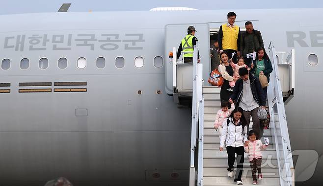 15일 오후 경기 성남 서울공항에서 중동 상황 악화로 공군 다목적 수송기 KC-330 '시그너스'를 타고 귀국한 현지 체류 교민들이 발걸음을 옮기고 있다.  2026.3.15  [외교·국방부 사진공동취재단 (서울공항) 황기선 기자]