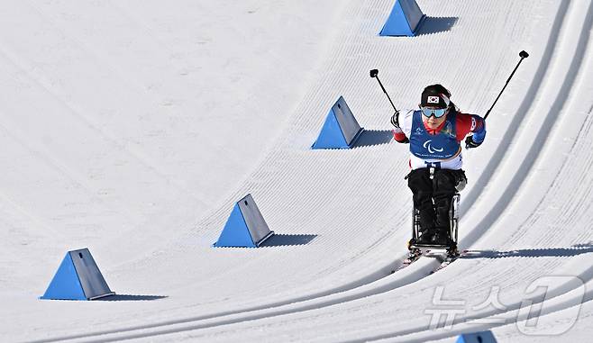 바이애슬론 김윤지가 8일(현지시간) 이탈리아 테세로 크로스컨트리 스키 스타디움에서 열린 2026 밀라노·코르티나 동계패럴림픽 바이애슬론 여자 스프린트 좌식 12.5km 결선에서 질주하고 있다. 2026.3.8 ⓒ 뉴스1 사진공동취재단