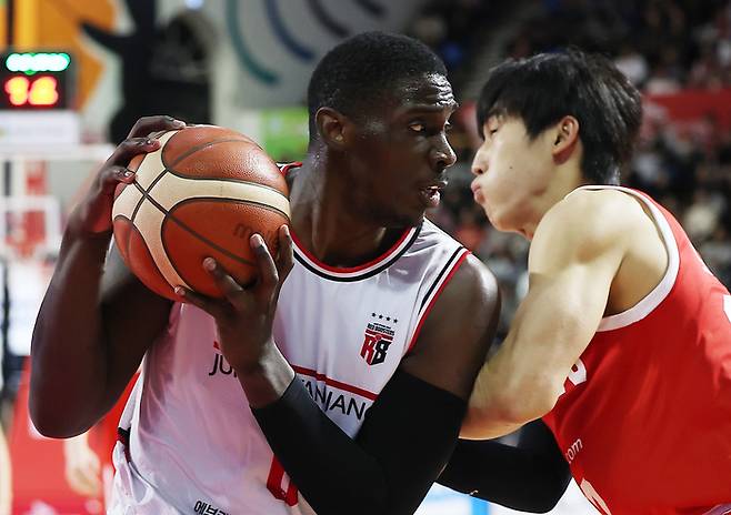 1일 서울 송파구 잠실학생체육관에서 열린 2025-2026 프로농구 서울 SK나이츠와 안양 정관장의 경기. 정관장 조니 오브라이언트가 돌파를 시도하고 있다. 사진 | 연합뉴스