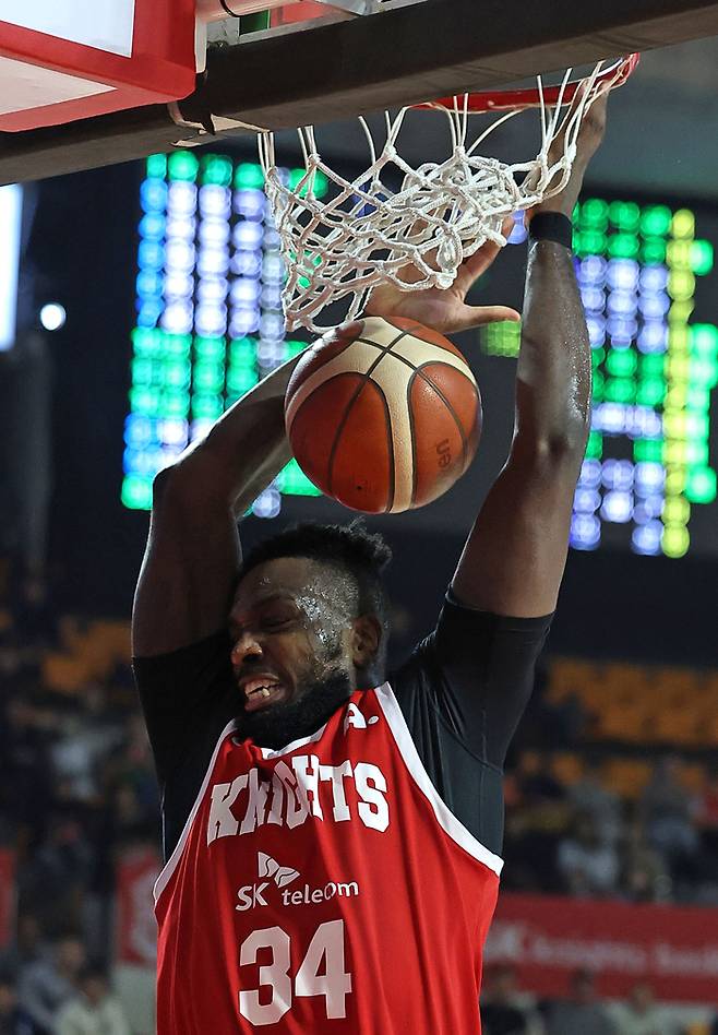 15일 서울 잠실학생체육관에서 열린 프로농구 2025-2026 KBL 서울 SK와 창원 LG의 경기. SK 자밀 워니가 덩크 슛을 성공하고 있다. 사진 | 연합뉴스