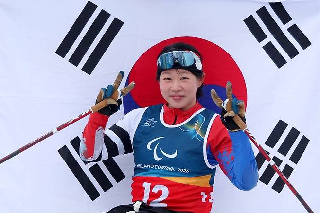 김윤지가 15일(현지시간) 이탈리아 테세로 크로스컨트리 스타디움 에서 열린 2026 밀라노·코르티나 동계패럴림픽 크로스컨트리 여자 좌식 20㎞ 인터벌 스타트에서 금메달을 따냈다. 한국 선수 역대 최초로 동계패럴림픽 2관왕 달성이다. 사진 | 대한장애인체육회