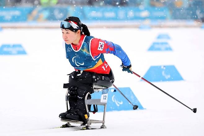 김윤지가 15일(현지시간) 이탈리아 테세로 크로스컨트리 스타디움 에서 열린 2026 밀라노·코르티나 동계패럴림픽 크로스컨트리 여자 좌식 20㎞ 인터벌 스타트에서 금메달을 따냈다. 한국 선수 역대 최초로 동계패럴림픽 2관왕 달성이다. 사진 | 대한장애인체육회