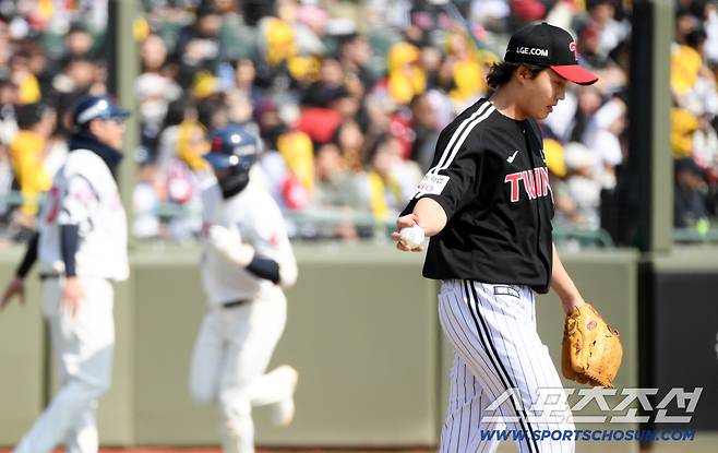 호투를 펼치다 동점 홈런을 허용한 임찬규는 아쉬워했다.