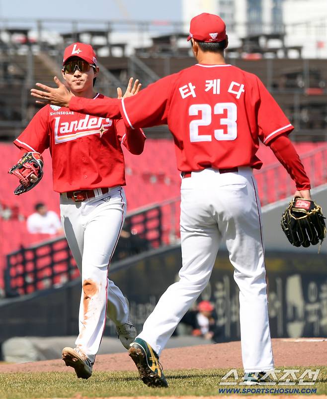 13일 광주 기아챔피언스필드에서 열린 KIA 타이거즈와 SSG 랜더스의 시범경기. SSG 타케다가 호수비를 펼친 유격수 박성한과 하이파이브를 하고 있다. 광주=박재만 기자 pjm@sportschosun.com/2026.03.13/
