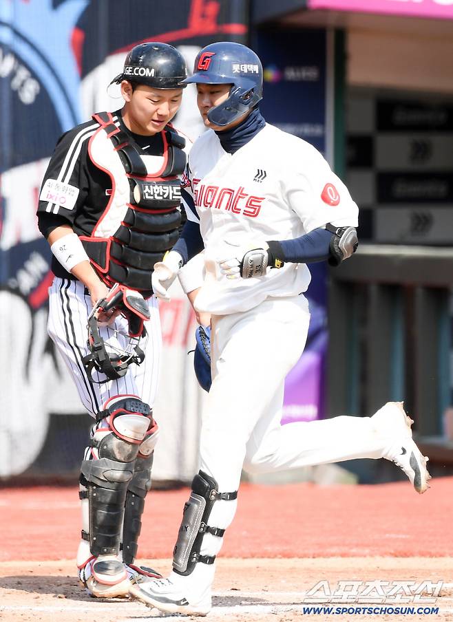 친정팀 상대 역전포를 터뜨린 롯데 손호영.