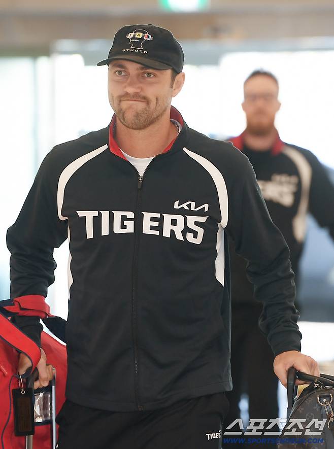 KIA 타이거즈 이범호 감독과 코칭스태프, 외국인 선수들이 22일 오후 김포공항에 도착해 스프링캠프 장소인 일본 아마미오시마로 출국했다. 네일이 출국장에 들어서고 있다. 김포공항=정재근 기자 cjg@sportschosun.com/2026.1.22/