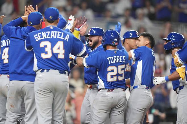 Venezuela's Wilyer Abreu celebrates with his teammates after he hit a home run during the six inning of a World Baseball Classic quarterfinal game against Japan, Saturday, March 14, 2026, in Miami. (AP Photo/Lynne Sladky)
<저작권자(c) 연합뉴스, 무단 전재-재배포, AI 학습 및 활용 금지>