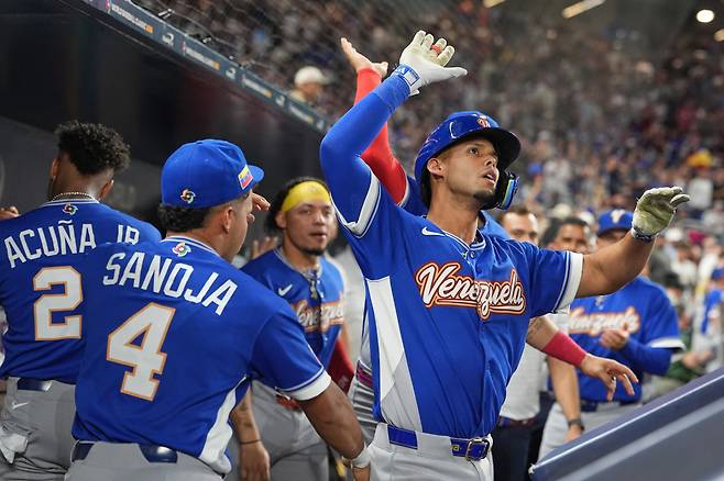 Venezuela's Ezequiel Tovar celebrates team's second point during the second inning of a World Baseball Classic quarterfinal game against Japan, Saturday, March 14, 2026, in Miami. (AP Photo/Lynne Sladky)
<저작권자(c) 연합뉴스, 무단 전재-재배포, AI 학습 및 활용 금지>