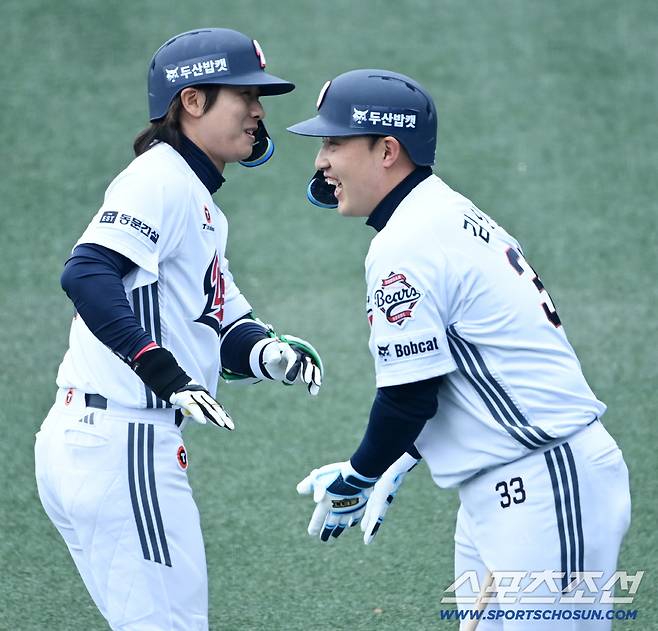 15일 이천베어스파크에서 열린 삼성과 두산의 시범경기. 4회말 2사 1,2루 두산 박찬호가 좌월 3점홈런을 치고 김인태와 기쁨을 나누고 있다. 이천=허상욱 기자wook@sportschosun.com/2026.03.15/