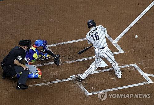 스윙을 시도하는 오타니 쇼헤이. ⓒ연합뉴스 AP