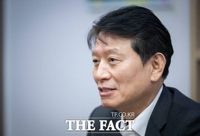조 의원은 국민의힘 의원들에게 칼 세이건의 '코스모스'를 추천하고 싶다고 말했다. /박헌우 기자