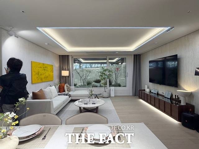 래미안 엘라비네 전용면적 84㎡ 분양가는 17억300만~18억4800만원이다. /공미나 기자