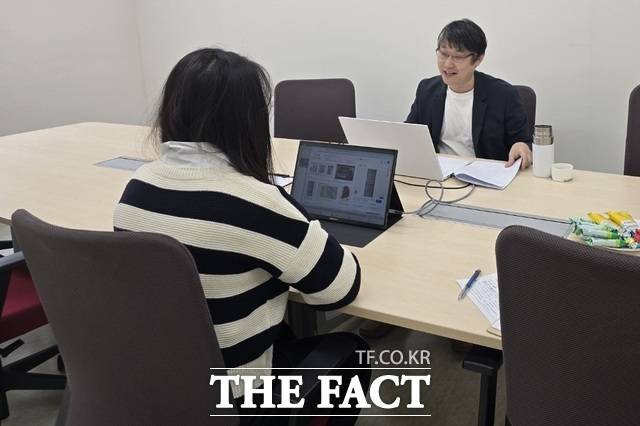 구미시 진학진로 지원센터에서 수도권 입시 전문업체와 연계한 1대 1 맞춤형 컨설팅을 위한 상담을 하고 있다. /구미시