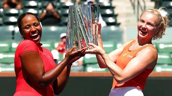 시즌 첫 복식 타이틀을 합작한 타운젠드(좌), 시니아코바(우) / 대회 홈페이지