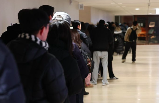 지난 1월30일 서울 종로구 한 스타벅스 매장에서 시민들이 '두쫀롤' 구매를 위해 기다리고 있다. 연합뉴스
