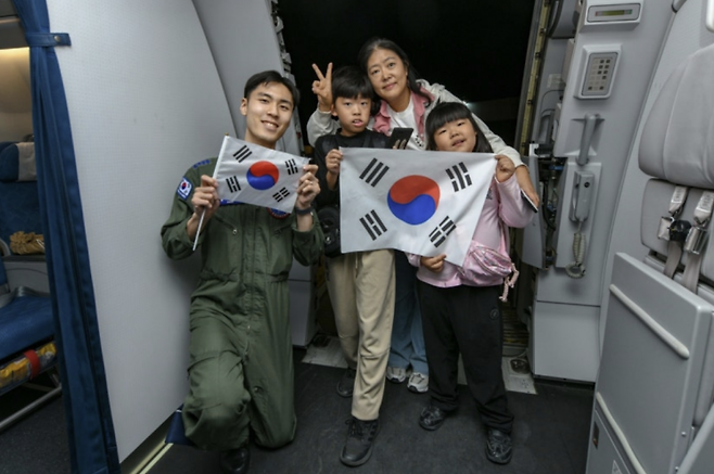 사우디아라비아에서 군 수송기를 통해 귀국하는 한국인. 연합뉴스