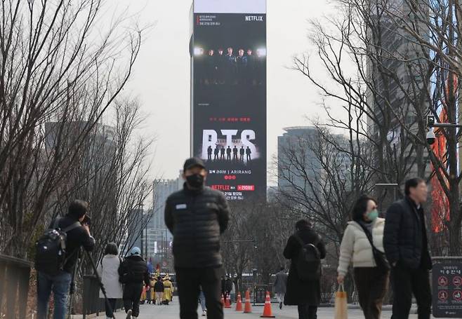 11일 서울 광화문광장 인근 코리아나호텔 전광판에 오는 21일 열리는 BTS 공연에 대한 홍보 영상이 재생되고 있다. 연합뉴스