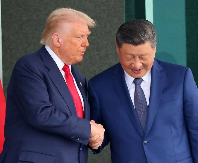 도널드 트럼프 미국 대통령과 시진핑 중국 국가주석이 30일 부산 김해공군기지 의전실 나래마루에서 미중 정상회담을 마친 뒤 회담장을 나서며 악수하고 있다. 연합뉴스