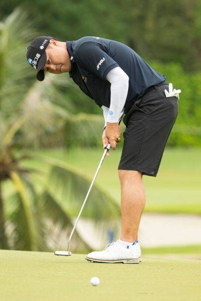 이태훈이 LIV 골프 싱가포르 4라운드 14번 홀에서 퍼트를 하고 있다. 센토사=AP연합뉴스