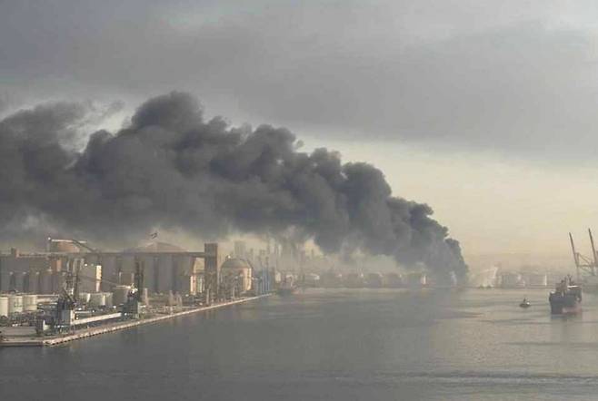 중동사태 초기였던 지난 1일 호르무즈 해협 인접 항구인 아랍에미리트연합(UAE) 제벨알리 항이 폭격을 당해 연기가 나는 모습. /선원노련 제공