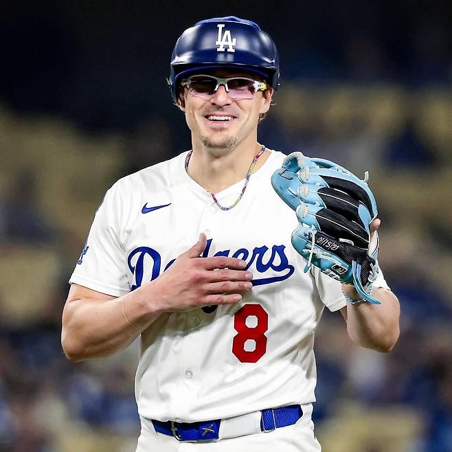 레인보우 사파이어 네크리스를 착용한 LA 다저스의 키케 에르난데스. @kikehndez