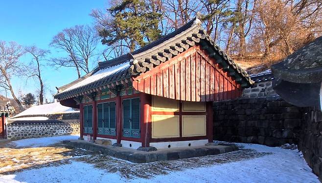 아산시 영인면 김옥균 묘 옆에는 묘소를 관리하고 제사를 준비하는 재실이 있다. 김재근 선임기자