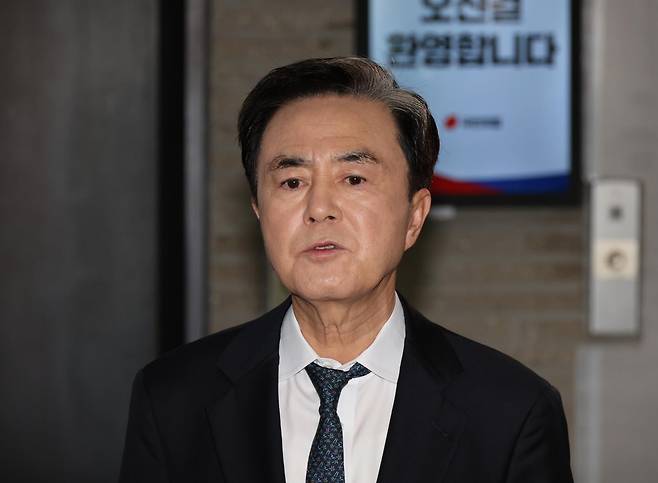 김태흠 충청남도 도지사가 13일 오후 서울 여의도 국민의힘 중앙당사에서 제9회 전국동시지방선거 충청남도 도지사 후보 공천 면접을 마친 뒤 취재진 질문에 답하고 있다. 뉴시스