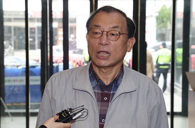 이정현 국민의힘 공천관리위원장이 15일 오후 서울 영등포구 국민의힘 당사에서 열린 비공개 공관위 회의에 참석하기 위해 이동하고 있다. 뉴시스