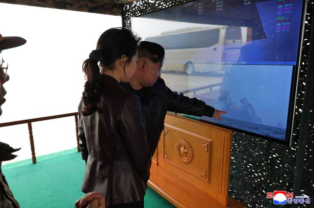 북한 조선중앙통신은 김정은 북한 국무위원장이 참관한 가운데 14일 600mm 초정밀다연장방사포 타격훈련을 진행했다고 15일 보도했다. 왼쪽이 김 국무위원장의 딸 주애. [연합뉴스]