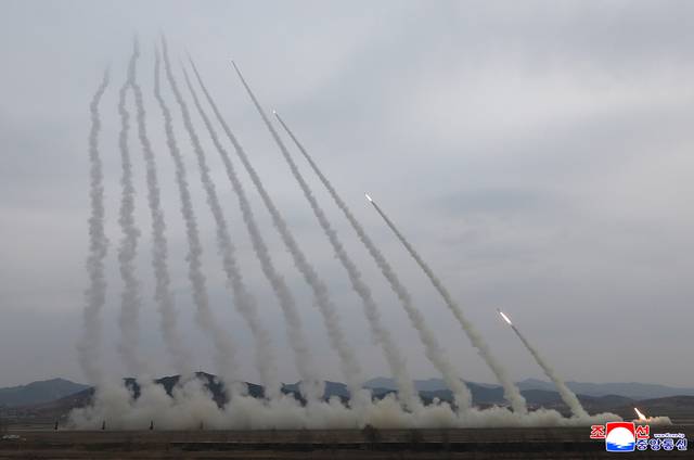 북한의 14일 600mm 초정밀다연장방사포 타격훈련에서 미사일이 하늘을 향해 날아오르고 있다. [연합뉴스]