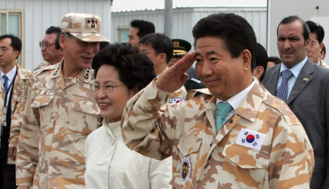 중동에 파병된 병사들을 격려하는 노무현 전 대통령[연합뉴스 자료]