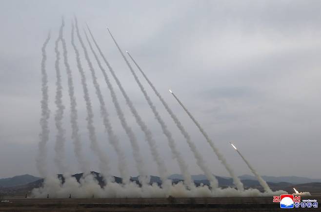 북한 조선중앙통신은 김정은 북한 국무위원장이 참관한 가운데 14일 600mm 초정밀다연장방사포 타격훈련을 진행했다고 15일 보도했다. 연합뉴스
