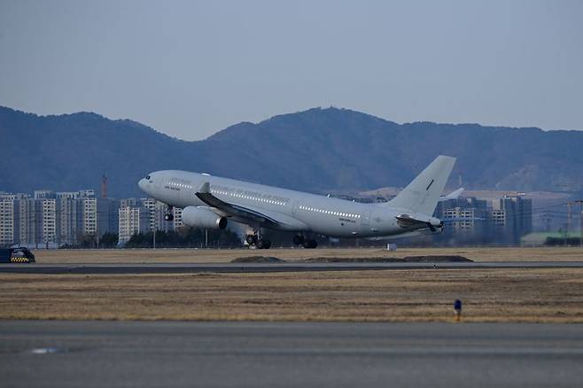 14일 중동 재외국민 귀국 지원 작전 '사막의 빛(Desert Shine)' 임무를 위해 공군 공중급유기(KC-330)가 김해기지에서 이륙하고 있다. 국방부 제공