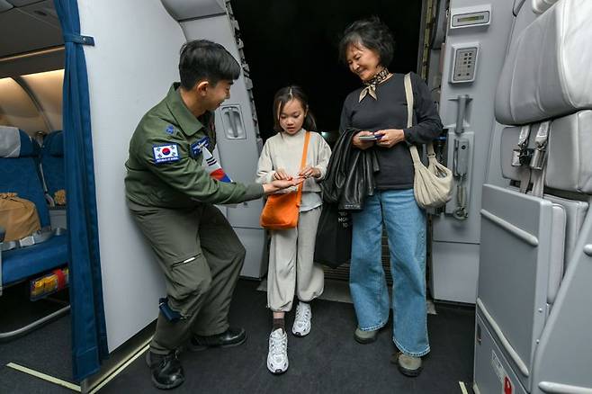 현지시간 14일 저녁, 중동지역에 체류 중이던 우리 국민들이 '사막의 빛' 작전으로 사우디아라비아 리야드에 도착한 공군 수송기(KC-330)에 탑승하고 있다. 국방부 제공