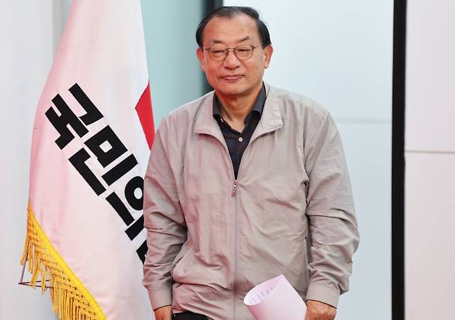이정현 국민의힘 공천관리위원장이 11일 서울 여의도 국민의힘 당사에서 공천 관렴 심사 결과와 일정 등을 발표하기 위해 기자회견장에 들어서고 있다. 뉴스1