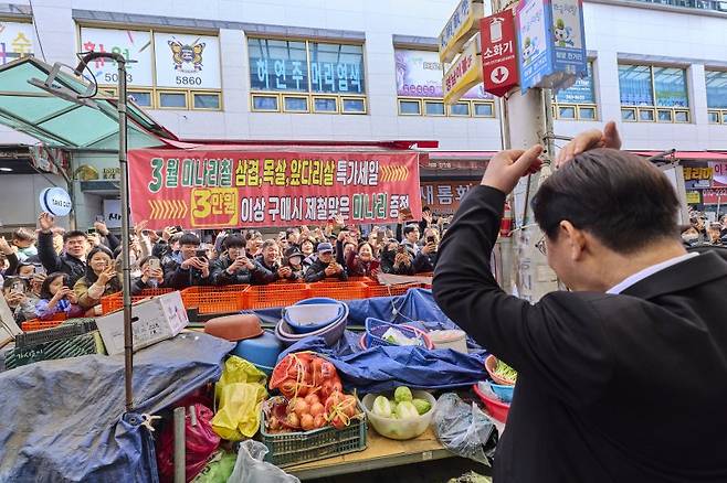 이재명 대통령이 15일 경남 창원시 성산구 반송시장에서 시민들을 향해 하트를 만들어보이고 있다. 청와대 제공