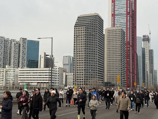 지난 14일 첫 '쉬엄쉬엄모닝'에서 시민들이 차량 통행이 통제된 마포대교 위를 지나고 있다. 사진=이창훈 기자