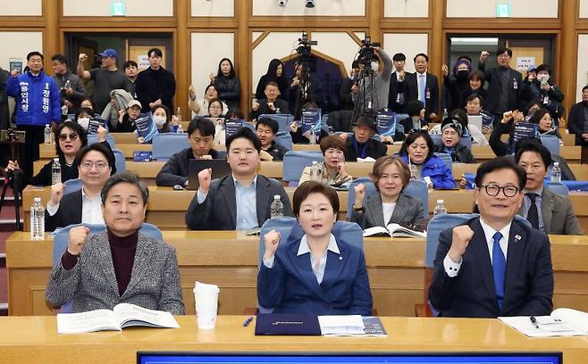 15일 국회 의원회관에서 열린 '뉴이재명을 논하다' 토론회에서 더불어민주당 이언주 최고위원(앞줄 가운데), 김영배 의원(왼쪽), 송영길 전 대표 등 참석자들이 기념 촬영을 하고 있다. 연합뉴스
