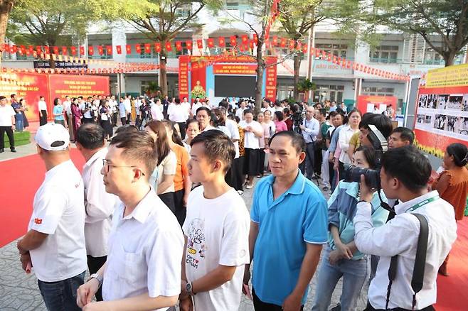 베트남 국민들이 호찌민시의 한 투표소에서 제16대 국회의원 및 2026~2031년 임기 지방인민의회 대표 선거에 참여하기 위해 길게 줄을 서고 있다. 베트남 정부 제공