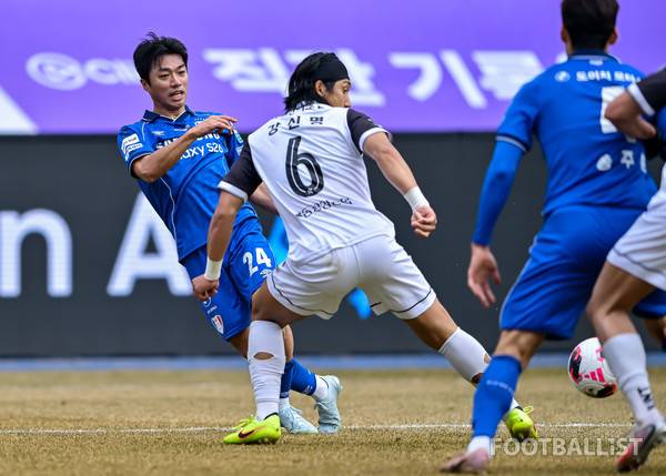 고승범(왼쪽, 수원삼성). 서형권 기자