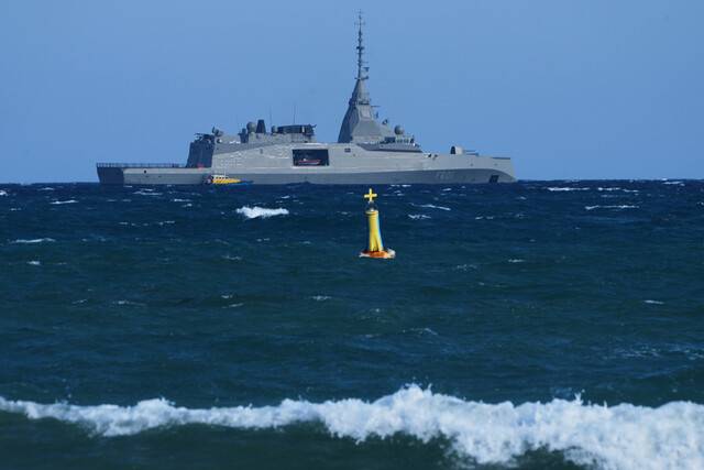 그리스 해군의 프리깃함이 11일 키프로스 일대에서 초계 중인 모습. 그리스는 동맹국인 키프로스 영공 방어를 위해 군함과 전투기를 파견했다. AP 연합뉴스