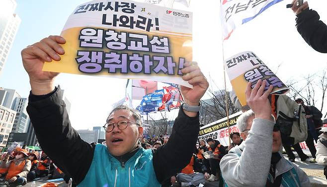 노란봉투법(개정 노동조합 및 노동관계조정법) 시행 첫날인 지난 10일 오후 서울 종로구 세종대로에서 열린 ‘민주노총 투쟁 선포대회’에 참가한 간접고용·하청·플랫폼 노동자 등이 실질적인 사용자인 ‘진짜 사장’ 원청과 단체교섭을 요구하는 구호를 외치고 있다. 김정효 기자 hyopd@hani.co.kr