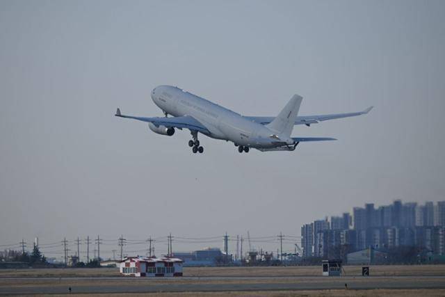 작전명 '사막의 빛'에 투입된 공군 다목적 공중급유수송기 KC-330 시그너스가 14일 오전 한국을 떠나고 있다. 외교부 제공